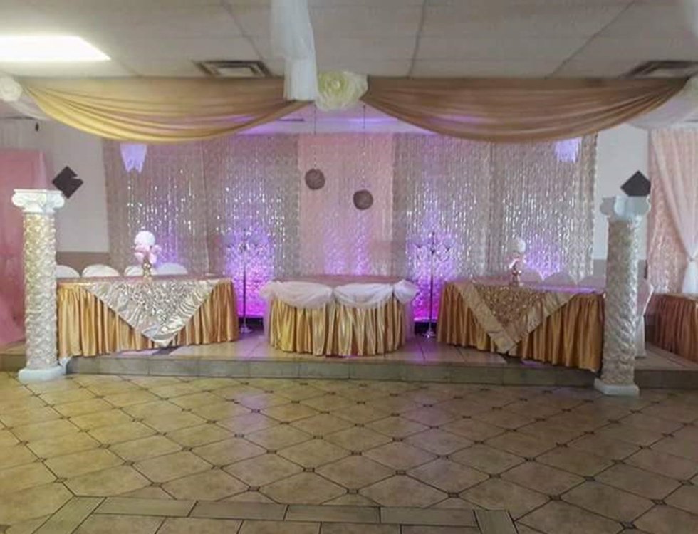 Head table with gold decor and columns
